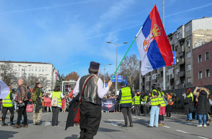 Studentski protesti u Srbiji Mladić obučen u srpsku narodnu nošnju, sa zastavom Srbije. Studenti na protestima. Studenti blokiraju Autokomandu 27.01.2025. u Beogradu.