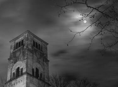 Puni mjesec iznad zvonika crkve u Bihaću u crno-bijeloj boji