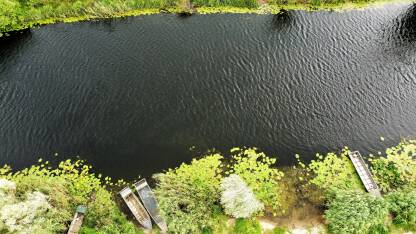 Ova rijeka Ističe iz Deranskog jezera i na devetom kilometru svog toka ulijeva se u Neretvu, a u vrijeme visokog vodostaja Neretve, zastane i vraća se tamo odakle je potekla.