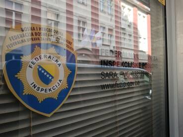 Tabla i logo Federalne uprave za inspekcijske poslove