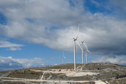 Vjetroelektrane na brdu. Proizvodnja električne energije iz vjetra. Zelena energija.