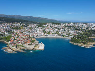 Ulcinj, Crna Gora, snimak dronom. Ulcinj, Crna Gora, snimak dronom. Stari grad i tvrđava uz more. Popularna turistička destinacija. Zgrade uz obalu. Stari utvrđeni kameni zidovi.