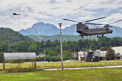 Teški transportni helikopter Boeing ICH-47F Chinook u službi EUFOR-a (oznake Italije i EUFOR), koji učestvuje u akciji nošenja tereta , u operacije postavljanja planinarskog bivaka na Prenju.