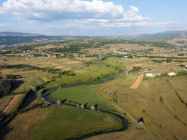 Rijeka Sturba, Livno, BiH, snimak dronom. Rijeka u Livanjskom polju. Bistra voda.