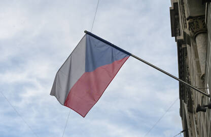 Češka zastava Zastava Češke na zgradi. Nacionalna češka zastava.
