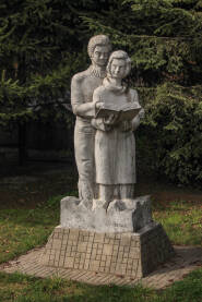 Kamena statua ispred Gimnazije Obala, Sarajevo