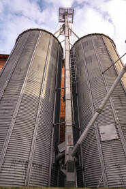 Dva silosa za odlaganje žitarica, kukuruz, pšenica