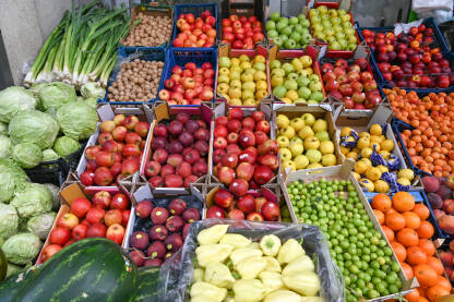 Svježe voće i povrće u piljari. Pijaca.