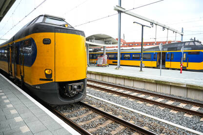 Putnički voz na stanici u Nizozemskoj.