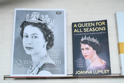 Kraljica Elizabeta na naslovnici knjige. Izložene knjige na policama. Knjige na prodaju u knjižari.