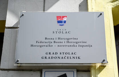 Tabla sa oznakom: Grad Stolac. Gradonačelnik. Gradska uprava Stoca.