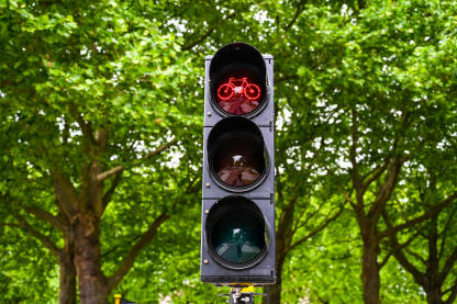 Crveno svjetlo za bicikliste na semaforu.