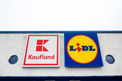 Lidl i Kaufland natpisi na supermarketu. Njemački međunarodni diskontni trgovački lanac. Kaufland i Lidl trgovina u gradu. Logo.