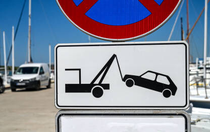 Znak zabrane parkiranja. Simbol vozila "pauk" na ulici.