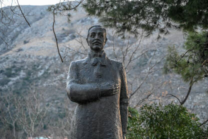 Statua Alekse Šantića u Mostaru.