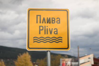 Pokazni znak za reku Plivu.