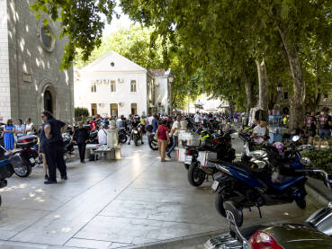 Motocikli učesnika moto skupa u Trebinju. Motocikli su parkirani pod platanima u centru Trebinja.