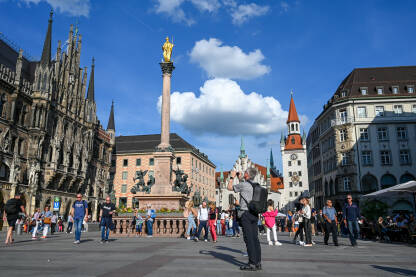 Minhen, Bavarska, Njemačka. Ljudi šetaju glavnim trgom u centru grada.