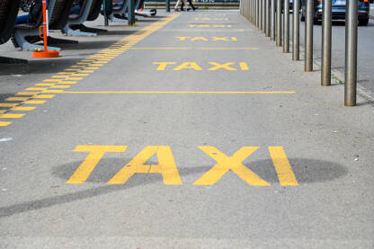 Taxi štand u gradu. Oznaka za taxi stajalište.