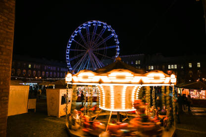 Vrtuljak i panoramski kotač na sajmu. Dekoracija centra grada za Novu godinu.