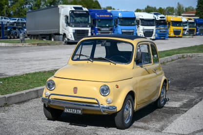 Stari Fiat 500 na parkingu. Legendarni talijanski Fiat 500.
