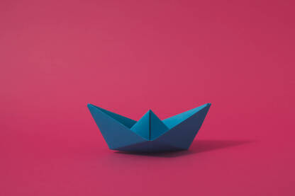 Plavi origami brod od papira.