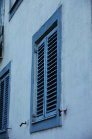 Plavi drveni prozor na beloj kuci, retro stil