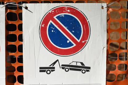 Simbol zabranjeno parkiranje i vozila "pauka" u gradu. Simbol vučnog automobila na ulici. Saobraćajni znak zabranjeno parkiranje.