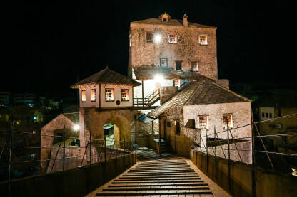 Stari most u Mostaru noćni snimak. Stari grad Mostar, Bosna i Hercegovina. Popularna turistička destinacija.