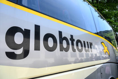 Logo Globtoura na autobusu. Usluga međunarodnog autobuskog prevoza.