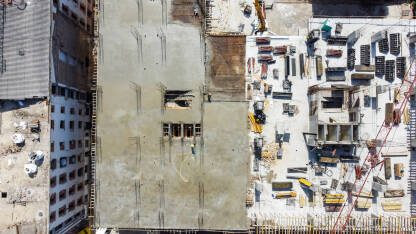 Radnici rade na gradilištu, snimak dronom. Stambena zgrada u izgradnji u gradu.