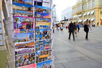 Beč, Austrija: Razglednice iz Beča na prodaju na ulici. Beč je popularna turistička destinacija u Austriji. Simboli grada na razglednicama.