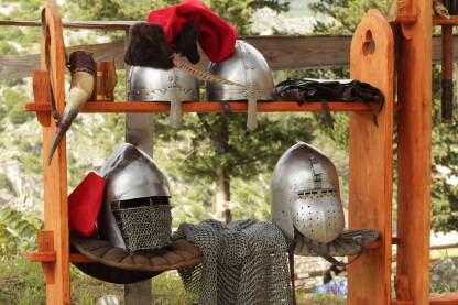 Replike zaštitnih kaciga za vitezove