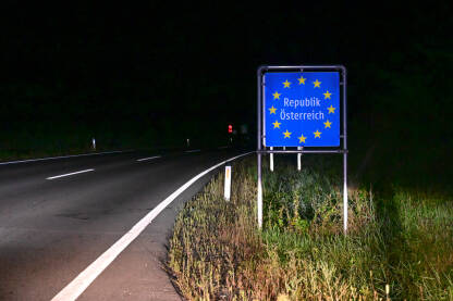 Tabla na ulazu u Republiku Austriju, noću. Saobraćajni znak na granici između Austrije i Mađarske. Republik Osterreich.