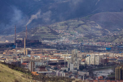 Zenica, Bosna i Hercegovina, pogled na dio postrojenja Željezare Zenica (ArcelorMittal Zenica) i industrijsku zonu.