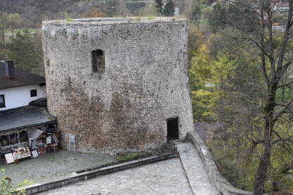Kula je dio odbrambenih zidina u Jajcu. Kroz vijekove je bila dograđivana i imala je pretežno stratešku namjenu. Za nju se vežu i gradske legende.