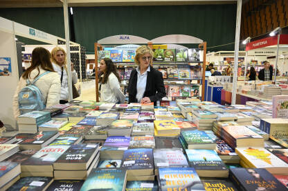 Posjetioci na sajmu knjige. Sajam knjige Sarajevo.