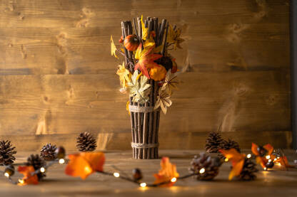 Jesenjska dekoracija, šišarke, lišće i lampice