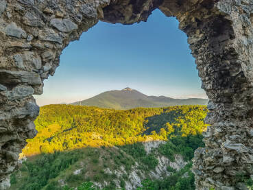 Pogled kroz otvor na bjelajskoj kuli na planinu Osječenicu.