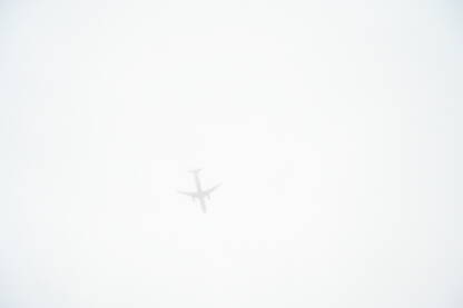 Avion leti u oblacima. Putnički avion u magli. Putnički prevoz.