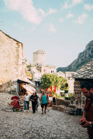 Turisti šetaju kroz Mostar