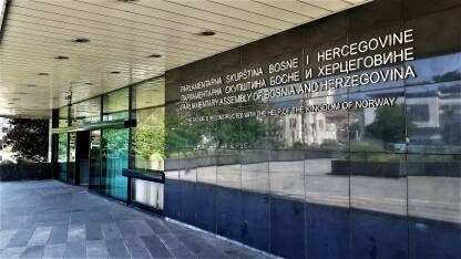 Zgrada i glavni ulaz u Parlamentarnu skupštinu Bosne i Hercegovine. Zgrada Institucija BiH