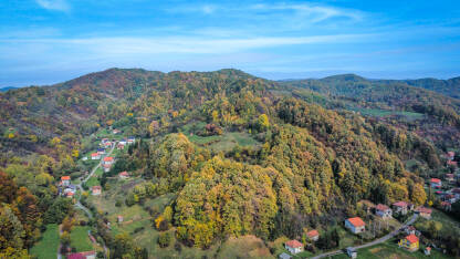 Jesen u selu na obroncima Planine Majevice,fotografija iz zraka.