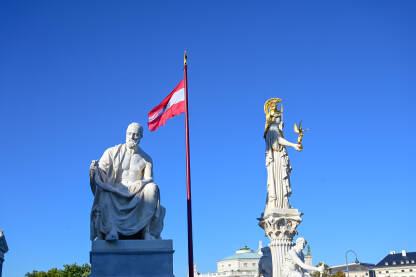 Beč, Austrija: Spomenik ispred zgrade austrijskog parlamenta. Zastave Austrije ispred parlamenta.