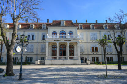 Shkoder, Albanija: Zgrada opštine Skadar, Shkoder, Albanija: Zgrada općine / opštine u centru grada.