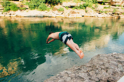 Muškarac skače u rijeku Neretvu u Mostaru