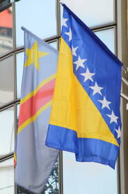 Zastave Republike Bosne i Hercegovine i Demokratske Republike Kongo ispred Počasnog konzulata Demokratske Republike Kongo u Brčkom.