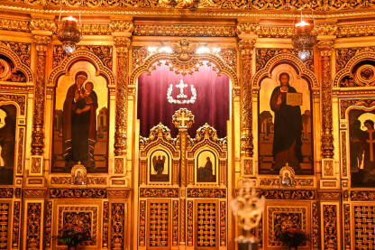 Unutrašnjost stare pravoslavne crkve. Ikone.
