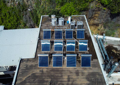 Solarni paneli na krovu kuće. Proizvodnja električne energije. Solarni paneli na krovu kuće. Proizvodnja električne energije u domaćinstvu.