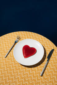 Crveno srce od želea na bijelom tanjuru. Valentinovo.